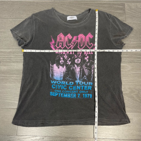 SOULCYCLE ACDC Short Sleeve Concert T-Shirt Graphic Band Tee Vintage Inspired M - Picture 10 of 10